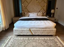 Gold Palace Hotel & Food Lounge – hotel w mieście Kārandūkai