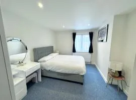 3bed 2bath House-Free Parking-Fast WiFi-Garden-Entire Home-2mins from Train Station-Sleeps 6
