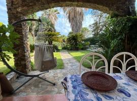 Baia Verde - Seaside Peaceful Luxury Villa with Garden in Sardinia - 300 mt beach&sea - relax, privacy & full comfort, ξενοδοχείο σε Torre Dei Corsari