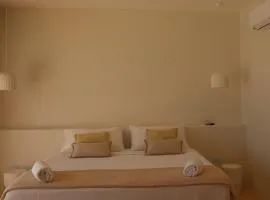 Small Modern Casita Studio w Hot Water and AC