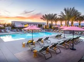 Heart of North Hollywood 2 bed Apt FREE parking, hot tub, pool, gym