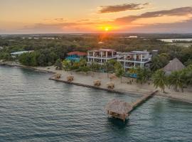 Villas at Playa de Coco, hotel com piscina em Placencia Village