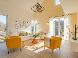 Spacious Home Sauna Hot Tub Pool Patio BBQ, hotel em Hohenfels-Essingen