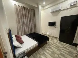 Tridev Inn near Railway station & 2km from Kashi Vishwanath Temple