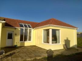 3-Bed Seaside Cottage Retreat - Parking & Garden, hotel v destinaci Whitegate