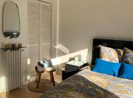 Appartement cosy - Paris La D&eacute;fense, hotel com estacionamento em Courbevoie