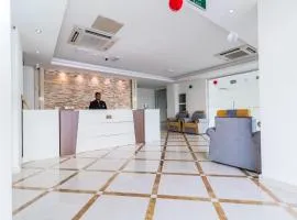 Super OYO 106 Muscat Grand Hotel Apartment、スィーブにあるマスカット国際空港 - MCTの周辺ホテル