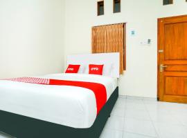 OYO 1642 Penginapan Anggrek Syariah 2, hotel v destinaci Probolinggo