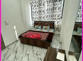 HOTEL PREMIUM SHRI PRABHU DHAM Near Temple VRINDAVAN, hotel di Mathura