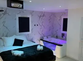Love Room luxe, balnéo, vue lac & lit suspendu