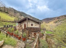 Cabaña La Gurueba, frente rio y cascada, hotel i Vega de Pas