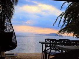 Exclusive Beachfront House with Pool, casa de campo em Lobo