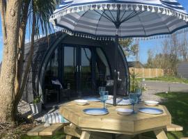 An Faoileán Glamping Pod, hotel v mestu Bunmahon
