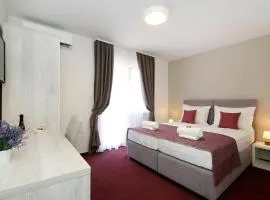 Maxim Deluxe Rooms with Balcony & Private Bathrooms - Downtown Spalato, Quiet Neighborhood