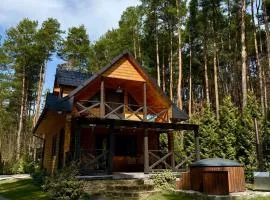 Domek w lesie nad zalewem