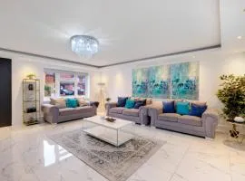 Stunning 5 Bedroom, 3 Bathroom Home in Windsor