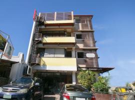 Rjat Guesthouse, hotel en Biñan