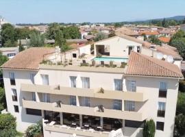 Hotel Les Nevons, hotel v destinácii LʼIsle-sur-la-Sorgue