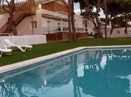 Apartamento Mistral 5, con piscina y parking.