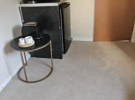 Cosy Studio Getaway - Free Parking & Central Links