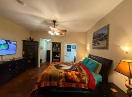 Cabin 6 The Roost Cabins, hotel in Lakehills