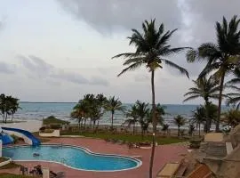 Bello Apartamento en Tucacas, frente al Mar, piscinas y playa privada