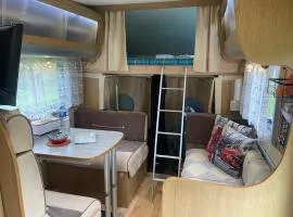 Camping-car au Charme de la Forêt avec jardin Accès à pied Circuit des 25 Bosses