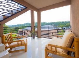 Modern, Spacious, 3BR Hill View Retreat, Central, 24hr Security, Starlink and Solar，奧喬里奧斯的住宿