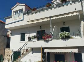 Viktorija Apartments, hotel in Seget Vranjica