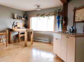 Viesnīca Coastal Suite - Harbourview in Ucluelet pilsētā Jūklūlita