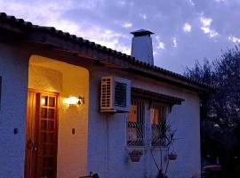 Nafpaktos cottage by the sea for travelers and dreamers!，位于纳弗帕克托斯的酒店