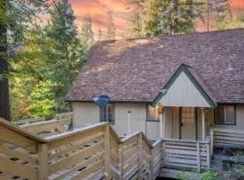 Home in Yosemite-Brookside Cottage-Sleeps 10