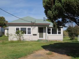 Humble family or workers accom, hotel v destinaci Bombala