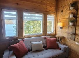 Intimate Cottage and Loft with Epic Lake Views、Val des Montsのホテル