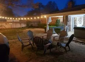 Hot Tub, Privacy, sleeps 11 & TONS of Space!