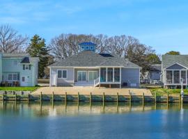 Mulligan Home - Waterfront, boat dock & community pools!, hotel v destinaci Greenbackville