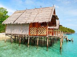 Rosye homestay raja ampat, vila v destinaci Fam