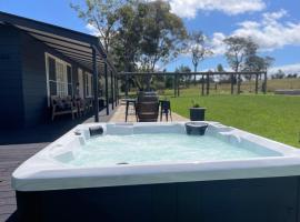 Serene bush cottage with an outdoor spa, φθηνό ξενοδοχείο σε Canyonleigh