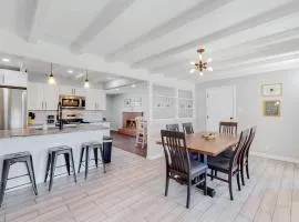 Stunning Upper Family Unit with King Beds & Yard