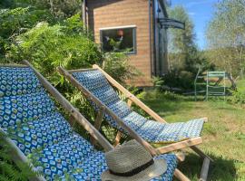 Tiny House tout confort dans un &eacute;crin de nature, H&uuml;tte in Saint-Bonnet-le-Chastel