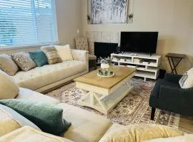 Placid Vibe Spacious 7-BR with Free Parking