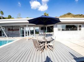 Chic Villa with Outdoor Pool, Spa and Views in California, hotel in Glendale