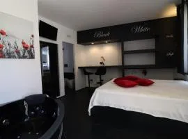 Black & White Deluxe Suite Otranto Private Jacuzzi WiFi & AC Steps from Sea