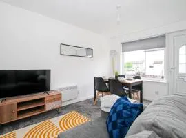 Serviced Apartment in Lanarkshire Close to M8 M74 with Free Parking - Long Stays Available