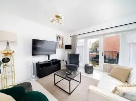 Charming House With Private Backyard and Parking