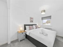 Serviced Apartment in Lanarkshire Close to M8 M74 with Free Parking - Long Stays Available