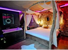 Duplex Safari jusqu'à 4 personnes, Spa XXL, day use, cinéma, cascade et lit sous les arbres