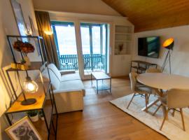 Surfers Lodge with Beach, near Interlaken, hotel v destinaci Därligen
