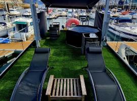 Barco-Apartamento en el Náutico de Vigo, hotel in Vigo