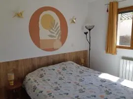 Chambre agréable dans une maison avec un grand lit